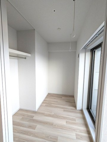 ニド元浅草の設備|バルコニーに面した3.3帖洋室、上層階からはスカイツリー隅田川花火見えます、オープンクローゼットの上部にカーテンレール付きで隠せます、取り外し可能な室内物干し設備付きです