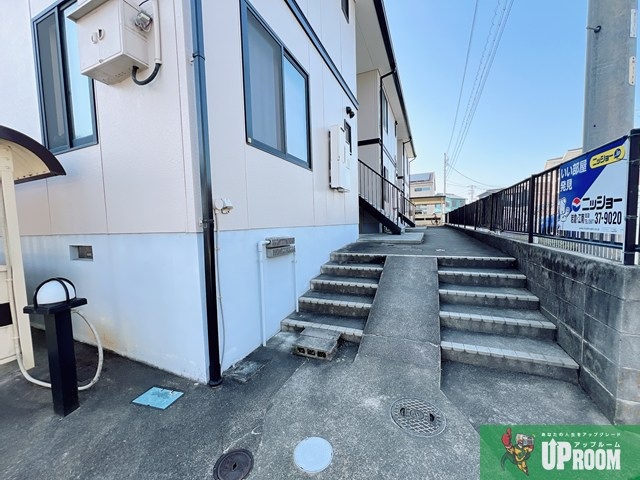 新溝ハイツのエントランス