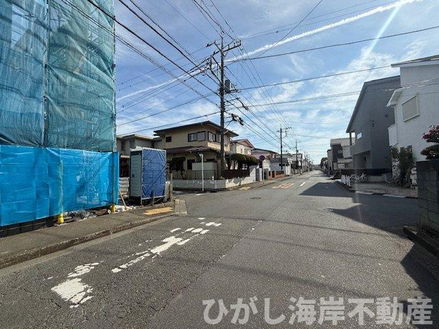 茅ヶ崎市浜之郷　新築戸建　全２棟の前面道路含む現地写真|2月14日撮影　建築中　現地外観