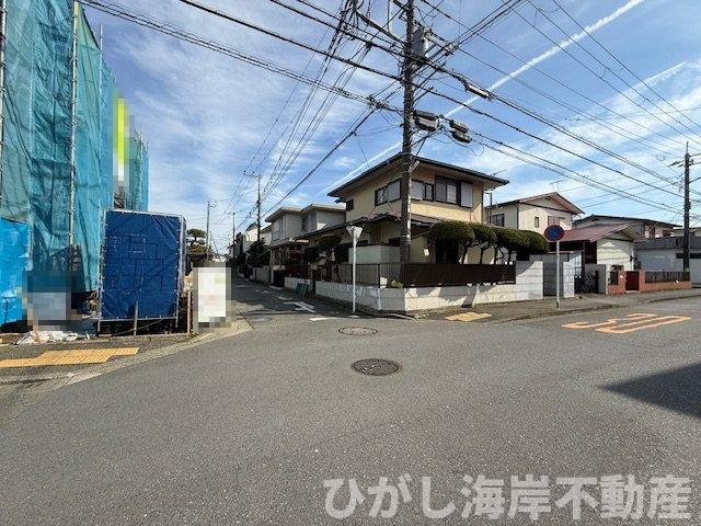 茅ヶ崎市浜之郷　新築戸建　全２棟の前面道路含む現地写真|2月14日撮影　建築中　現地外観