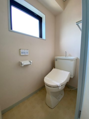 トイレにも窓ついてます！