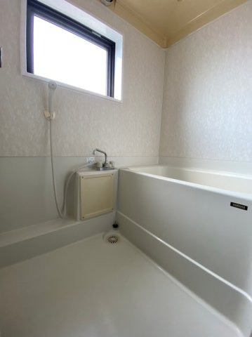 なんとお風呂場にも窓がついてます！