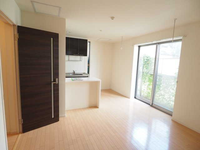 【居間・リビング】 | CLOVER COURT | ※同物件の別部屋参考写真です