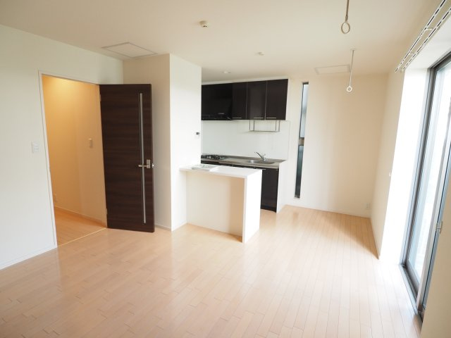 【居間・リビング】 | CLOVER COURT | ※同物件の別部屋参考写真です