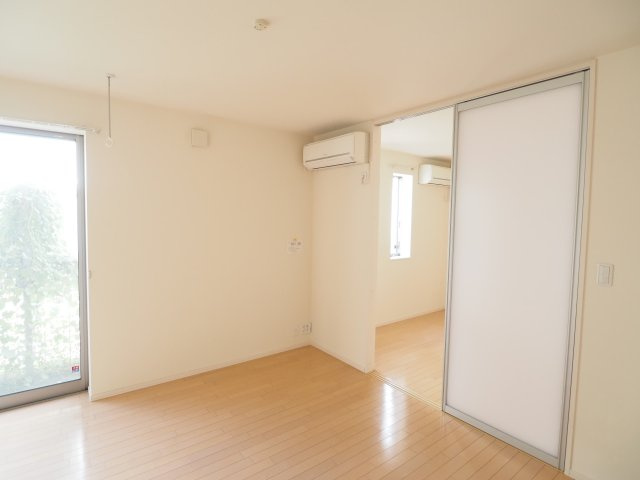 【居間・リビング】 | CLOVER COURT | ※同物件の別部屋参考写真です