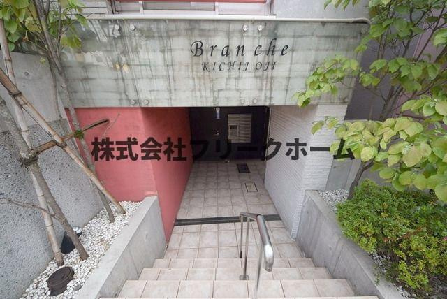 武蔵野市吉祥寺南町３丁目の賃貸マンションのエントランス
