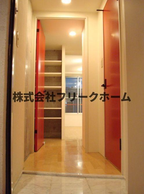 武蔵野市吉祥寺南町３丁目の賃貸マンションの玄関