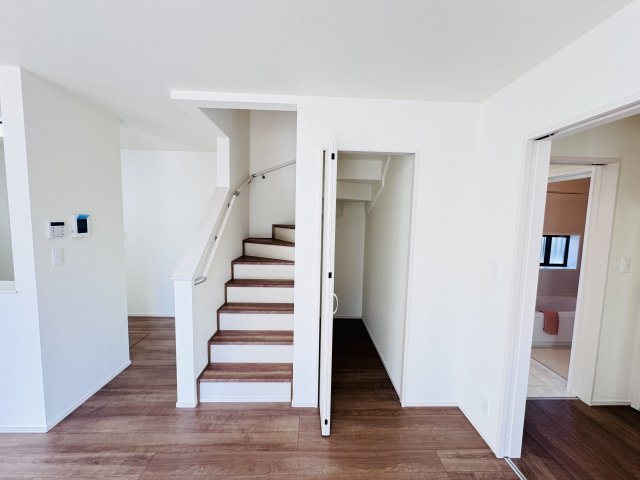 市川市北国分2丁目2603番の居間・リビング|家族の顔が見えるリビングイン階段・リビング収納スペース