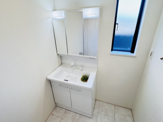 市川市北国分2丁目2603番の独立洗面台|シャワーヘッド付き三面鏡洗面化粧台