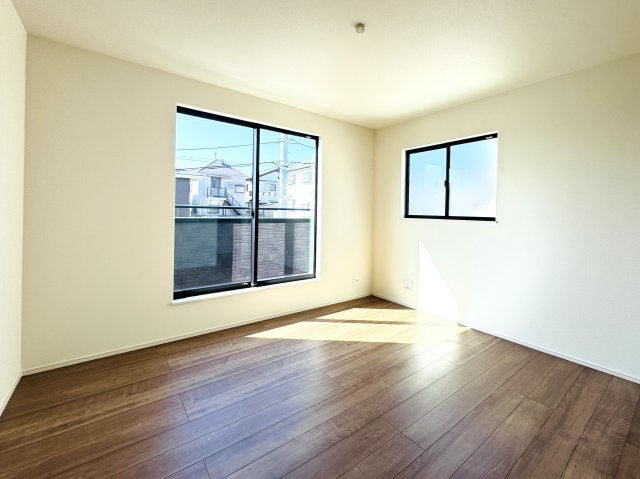 市川市北国分2丁目2603番の寝室|7帖寝室・南側バルコニー前の明るいお部屋です♪