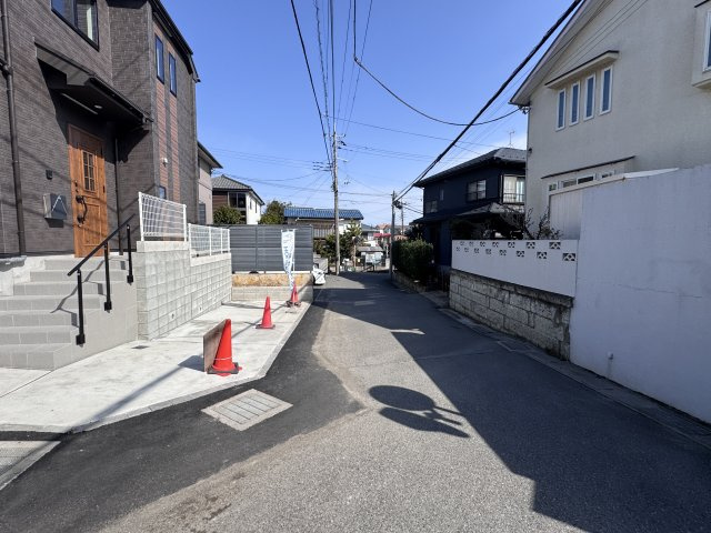 市川市北国分2丁目2603番の前面道路含む現地写真|南側前面道路・幅員約5ｍ