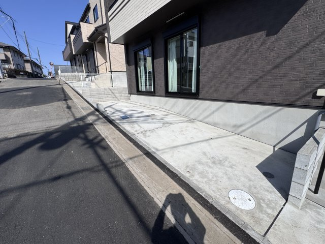 市川市北国分2丁目2603番の駐車場|C号棟駐車スペース（東側にもう1台分スペースあります）