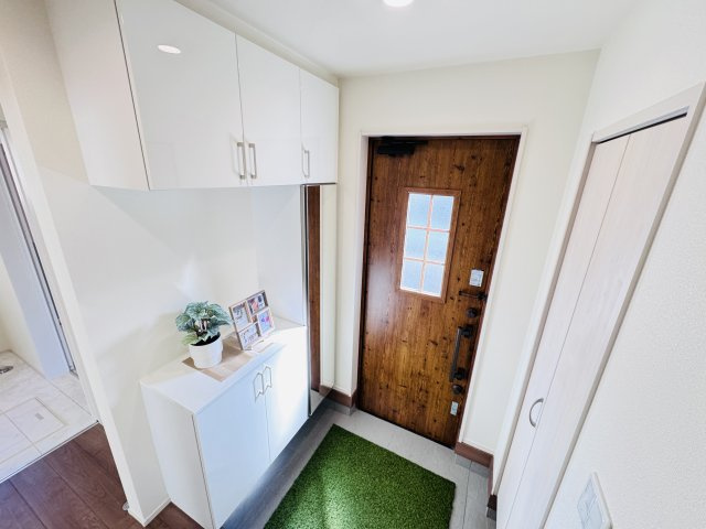 市川市北国分2丁目2603番の玄関|玄関ホール・ミラー付きシューズボックス