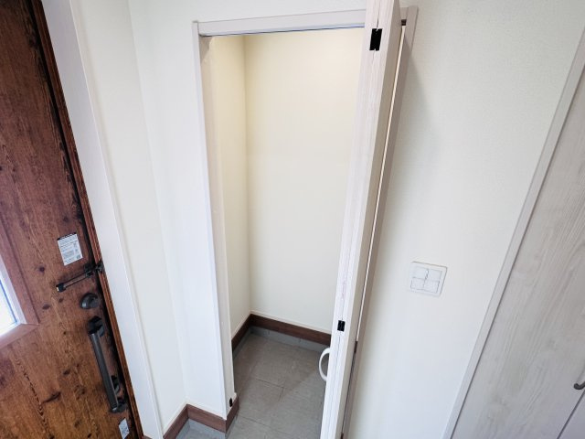 市川市北国分2丁目2603番の玄関|玄関ホール横・シューズインクローク