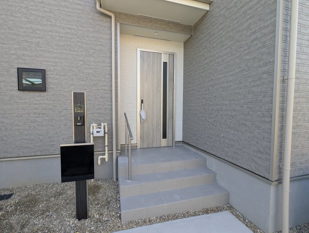 瀬戸市幡野町　全1棟の玄関