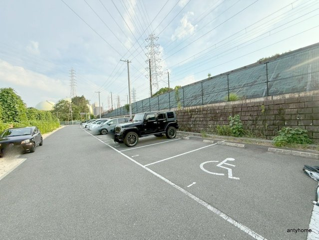 プレアデス千里山田　仲介手数料無料の駐車場