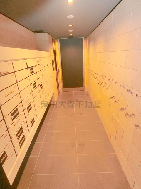 V-music蒲田のエントランス|TVモニター付オートロック宅配BOXメールBOX管理人室