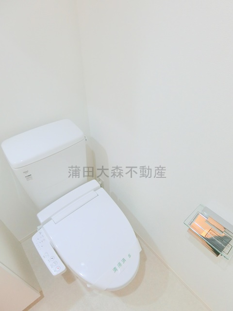 V-music蒲田のトイレ|棚と温水洗浄便座付きのトイレ