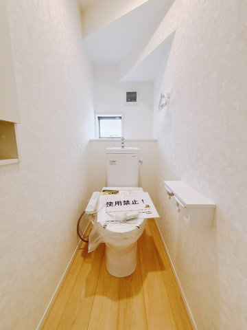 【新築戸建】足利市今福町第1のトイレ|■トイレ｜1階と2階にトイレがございます♪壁には小物を置けるスペースがあるのでトイレットペーパーのストックを置いておくのにも便利です♪写真などを飾ってもおしゃれですね♪