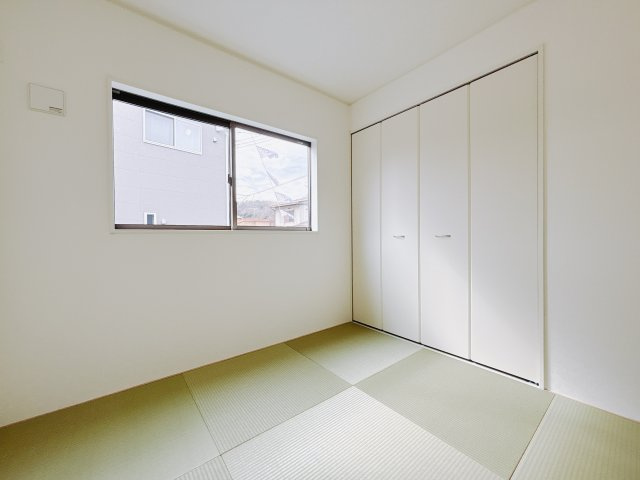 【新築戸建】足利市今福町第1の和室|■和室｜扉が付いた和室は、ご両親やお友達がお泊りに来ても、お互いが気にせずゆっくりくつろげます♪