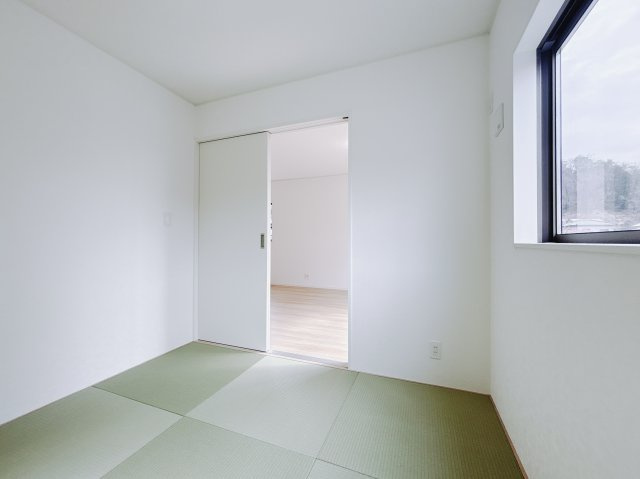 【新築戸建】足利市今福町第1の和室|■和室｜「続き間の和室」は子育て世代にこそ適しています。お子様のお昼寝スペースや、洗濯物をたたむのに便利です。客間やリビングの延長としても使えます。