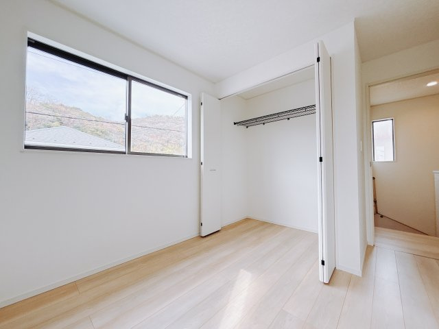 【新築戸建】足利市今福町第1の洋室|■洋室｜ナチュラルカラーの床です。模様替えなどとても楽しく工夫できます♪陽当たり、風通しもとても良いので毎日快適な生活スタートです！子供部屋にも良いですね♪