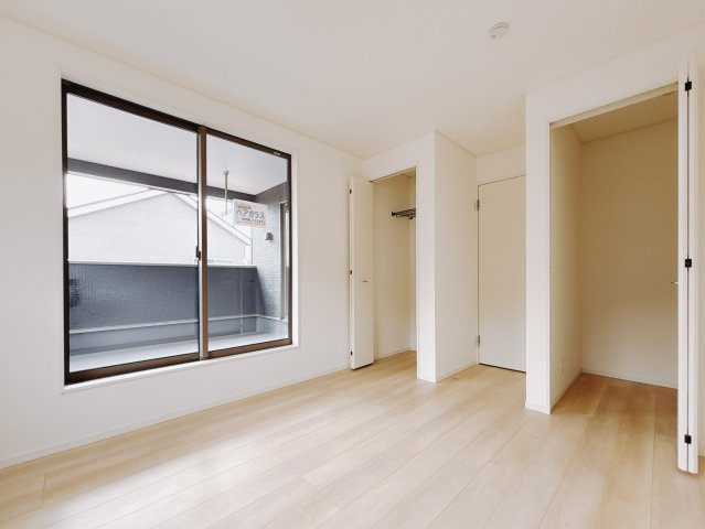 【新築戸建】足利市今福町第1の洋室|■洋室｜バルコニーにも出られる2階の一室♪お勉強などに疲れたら気晴らしもできますね♪収納も大容量で、お部屋がいつでもスッキリ片付きます＊。