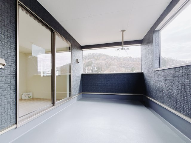 【新築戸建】足利市今福町第1のバルコニー|■バルコニー｜ワイドバルコニーは、溜め込んでしまったお洗濯物を一気に干すことができるくらいのスペースがあります。二部屋から出入り可能なのでお布団などもラクラク干せますね♪