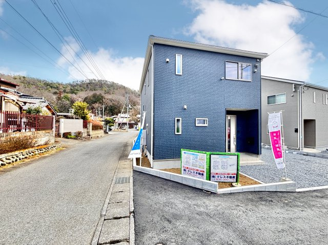 【新築戸建】足利市今福町第1の前面道路含む現地写真|■外観｜前面道路が広く見渡しが良いので、車の安全確認もばっちり！