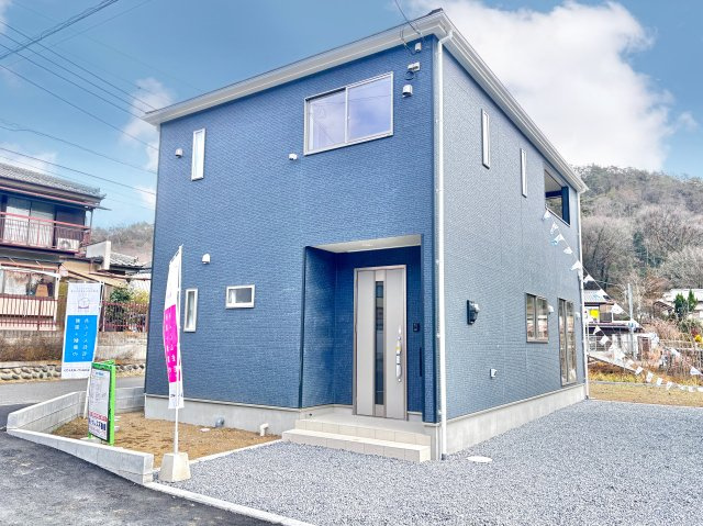 【新築戸建】足利市今福町第1の外観|■外観｜いまのアパート生活で走り回るお子さんを怒ってしまった経験はありませんか？走り回ることもジャンプすることも子どもの習性です！庭付き一戸建てならお子さまも思いっきり遊べます(^^)