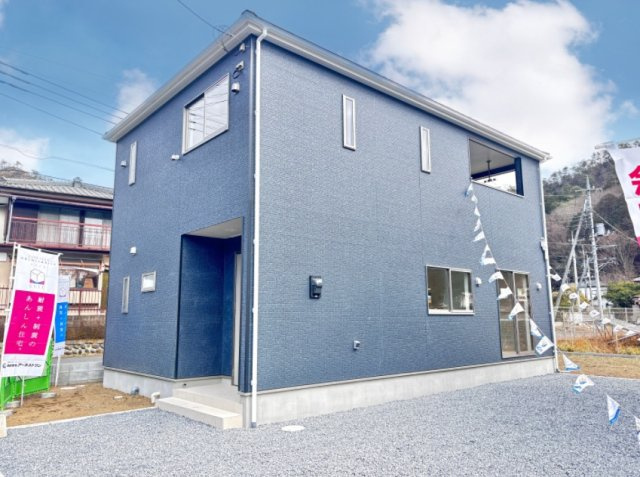 【新築戸建】足利市今福町第1の外観|■外観｜陽だまりのリビング、家事らくキッチンのお家、ついに完成！永く住むほどに愛着を深める、味わい豊かなデザインです。完成したばかりの新築を、一度ご覧になってみませんか？