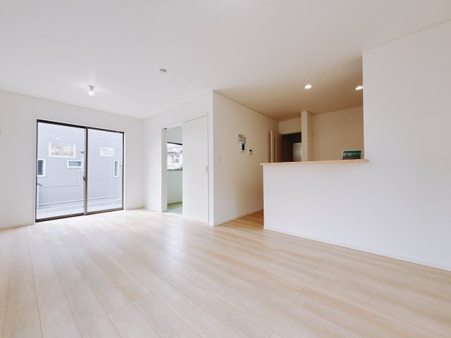 【新築戸建】足利市今福町第1の居間・リビング|■リビング｜16.6帖もある広々としたLDKでは今日あった出来事をご家族みんなでおしゃべりができます♪ご家族みんなが顔を合わせるリビングにはこだわり抜いたデザインを採用しております。