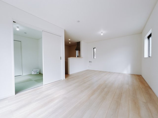 【新築戸建】足利市今福町第1の居間・リビング|■リビング｜時の流れと共に陽射しは装いを変え空間に新たな彩りを与えます。一日中家に居ても飽きることなく過ごすことができる素敵な空間です♪