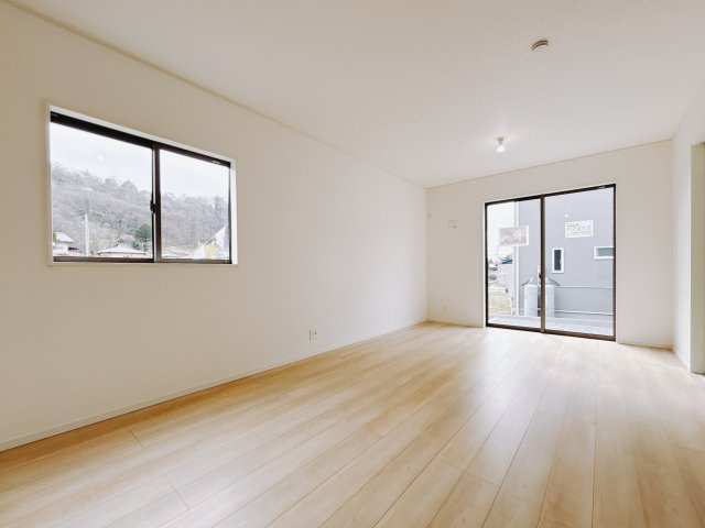 【新築戸建】足利市今福町第1の居間・リビング|■リビング｜大きい窓からあたたかいたっぷりの光が入ります♪開放的な空間で毎日をもっと快適に(*＾＾*)