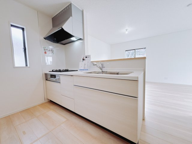 【新築戸建】足利市今福町第1のキッチン|■キッチン｜リビングまでの見通しが良く、家事をしながらでも、お子様の様子を見られるようになっています。お子様がいつもママのそばにいる安心感も生まれます♪