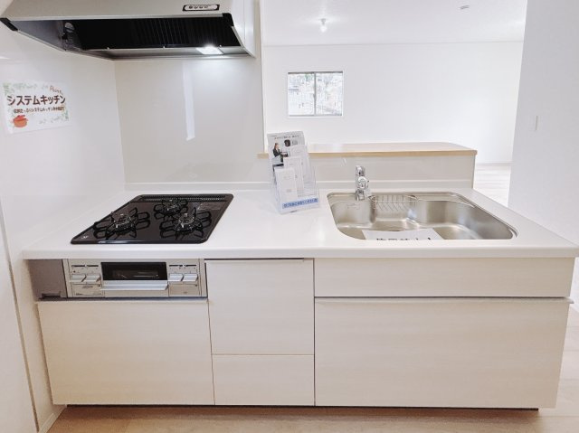 【新築戸建】足利市今福町第1のキッチン|■キッチン｜ワークトップ下には、圧力鍋やパスタ鍋などのかさばる調理器具もラクラク収納可能なスライド収納！ものが溢れがちなキッチン回りもスッキリきれいに管理ができます♪