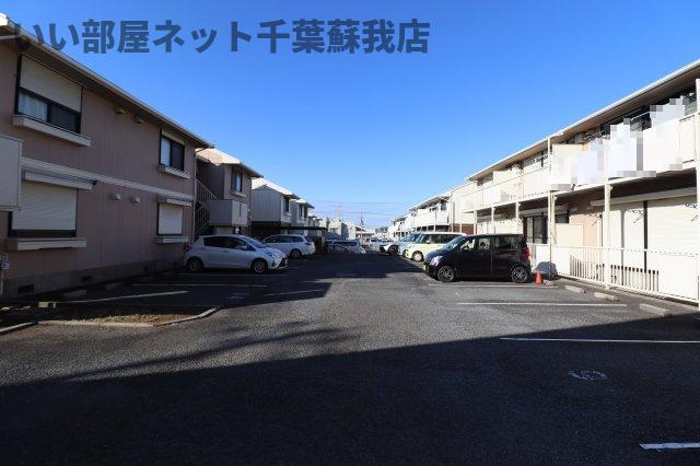 ラークヒルズ　Ａの駐車場|駐車場に車を止められます