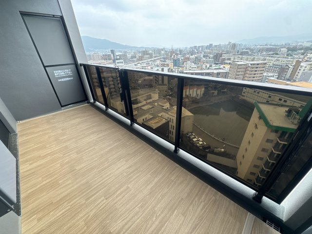 【バルコニー】 | オープンレジデンシア春日原☆仲介手数料無料☆ | 24時間スーパーや大型イオン、そして豊かな緑の春日公園が日常の風景になる、利便性と潤いが調和した住環境。