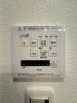 【設備】 | オープンレジデンシア春日原☆仲介手数料無料☆ | 【浴室換気乾燥機付き】天候を気にせずお洗濯が可能。清潔感溢れるバスルームで、一日の疲れをゆったりと癒やせます。日々のメンテナンスもしやすい仕様です。