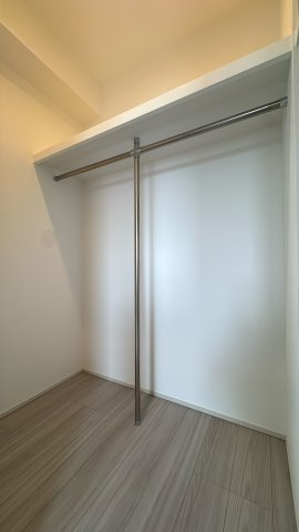 【収納】 | オープンレジデンシア春日原☆仲介手数料無料☆ | 季節物の衣類や家電もたっぷり収まる大容量クローゼット。お部屋を広く使うための工夫が凝らされています。
