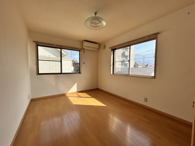 政枝町1丁目　中古戸建の洋室