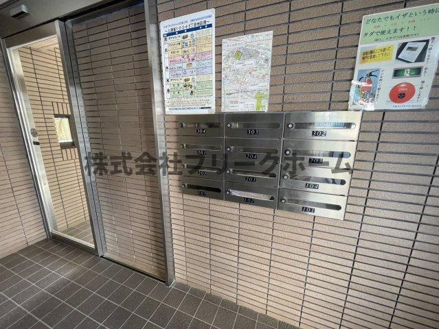 三鷹市上連雀１丁目の賃貸マンションのエントランス