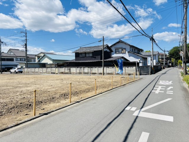 敷地面積62坪～　売地　川越市池辺の前面道路含む現地写真|北側公道約４．１ｍ、西側公道約３．７ｍ。カースペース並列３台駐車可能！
現地（2026年5月）撮影