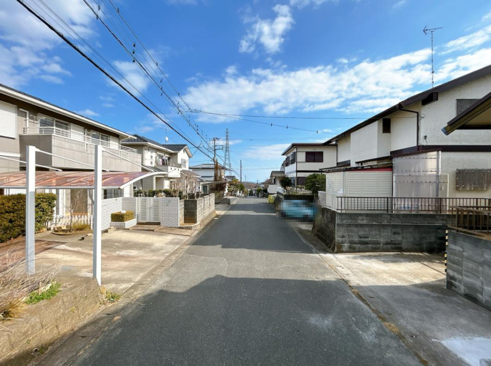 日立市中丸町1丁目　中古戸建の前面道路含む現地写真