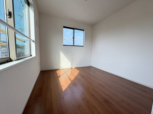 【価格改定】長岡京市滝ノ町1丁目の洋室|3階洋室約5.21帖
南からの採光のある洋室です。