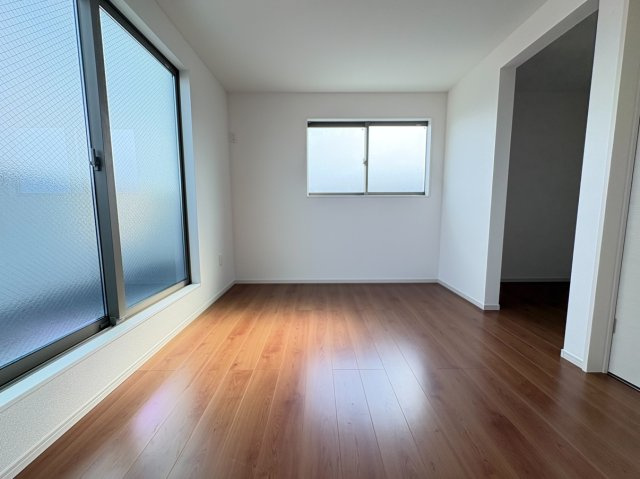 【価格改定】長岡京市滝ノ町1丁目の洋室|3階洋室約6帖
バルコニーへの動線のある寝室に適した洋室です。