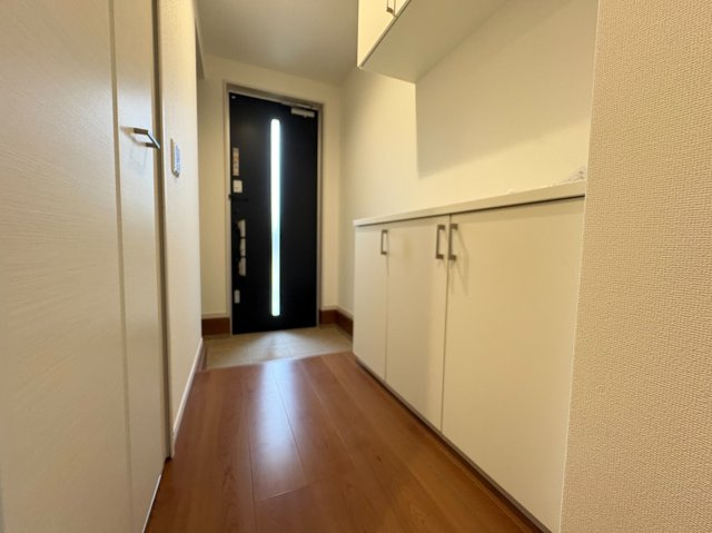 【価格改定】長岡京市滝ノ町1丁目の玄関|玄関すぐの廊下にはシューズボックスがございます。
インテリアをお楽しみいただくスペースも◎