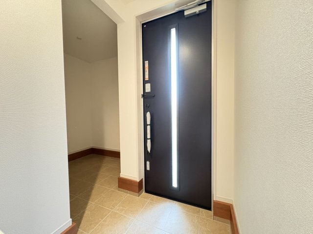 【価格改定】長岡京市滝ノ町1丁目の玄関|玄関横にはシューズクローゼットがございますので、季節のお片付けやお子様の遊び道具の収納も安心です。