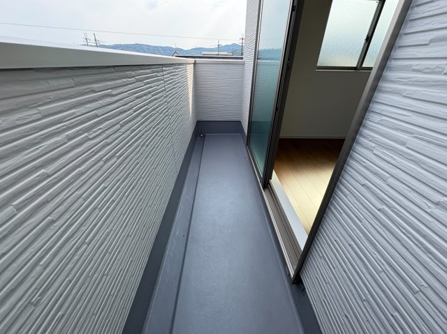 【価格改定】長岡京市滝ノ町1丁目のバルコニー|3階洋室からのバルコニーは南からの採光が明るく照らしてくれます。