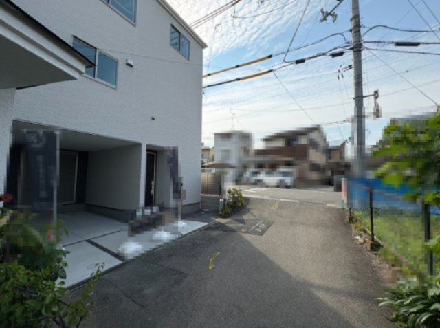 【価格改定】長岡京市滝ノ町1丁目の前面道路含む現地写真|落ち着いた雰囲気の住宅街。
前道幅員約4.0ｍ、朝日の差し込む北東向きです◎